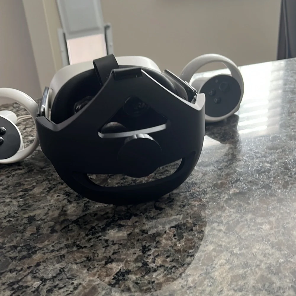 Oculus quest 2 64g, pretty good condition just a few scratches on controllers
